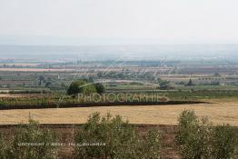 Image du Maroc Professionnelle de  Les champs agricoles dans la région du barrage Al Wahda situé entre (Ouazzane, Taounate et Sidi Kacem) deuxième plus grand barrage d'Afrique après Assouane, Jeudi 8 septembre 2005. (Photo / Abdeljalil Bounhar) 